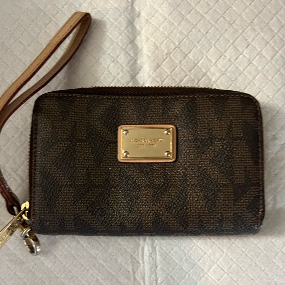 Small Michael Kors Wristlet wallet